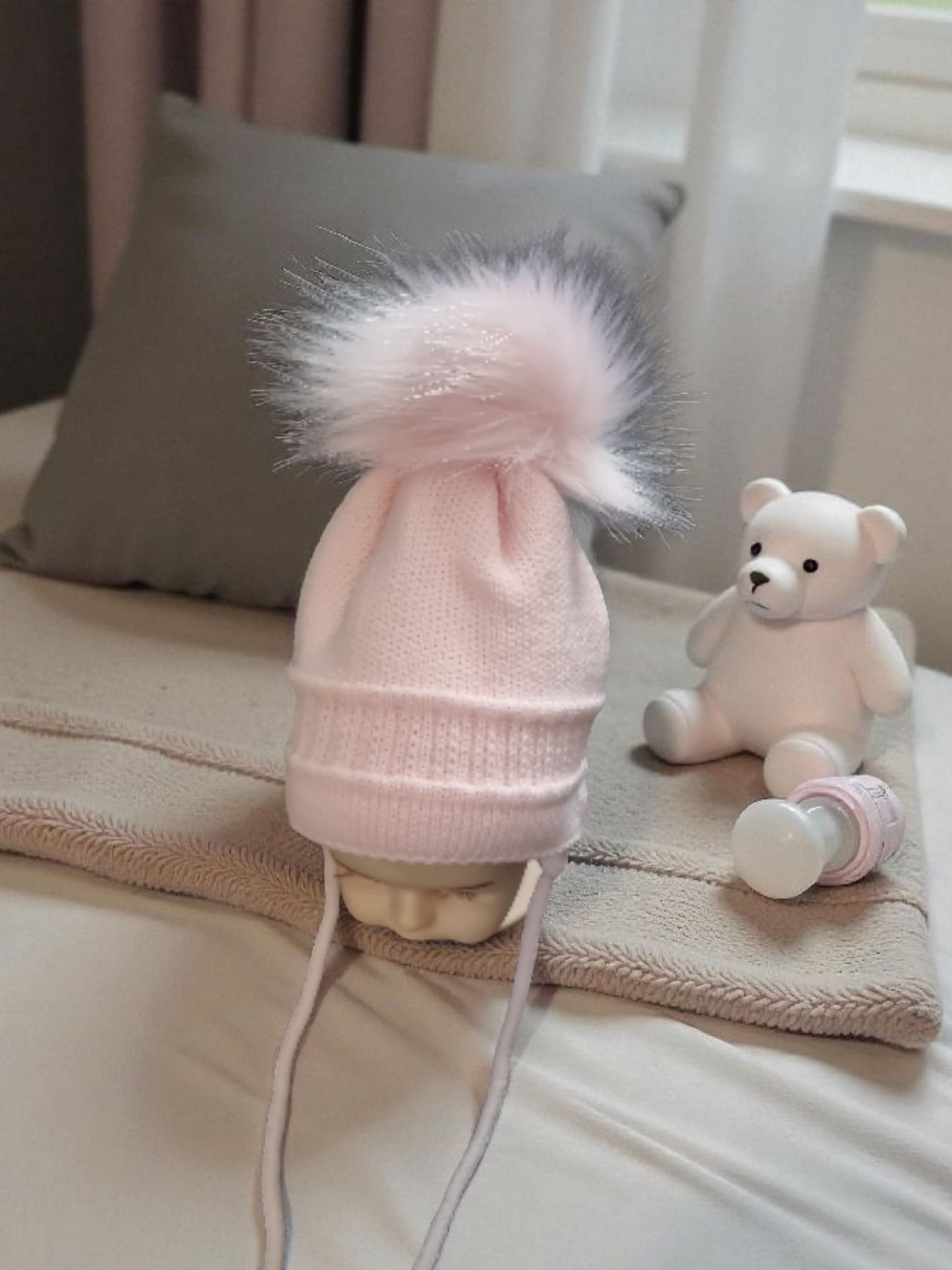 Pom Pom hat with ties